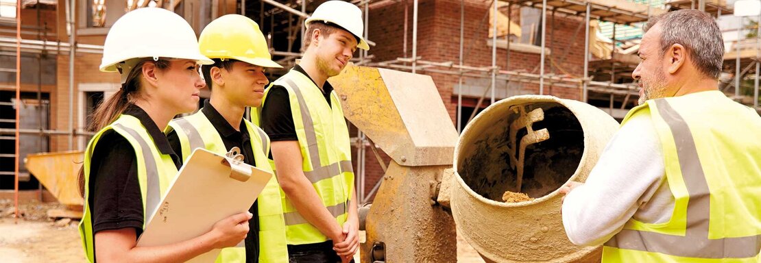 Arbeiter in Schutzweste auf Baustelle